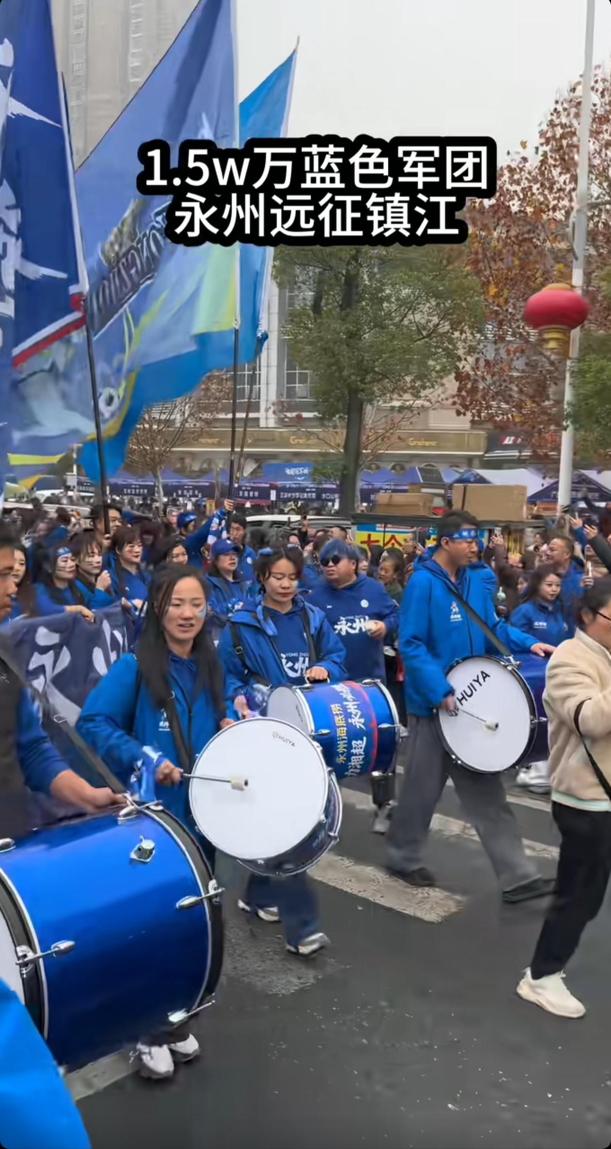 这样的活动场面有点大，几条街道都被挤满了，年轻球迷们太有激情了，甚至有些疯狂，但
