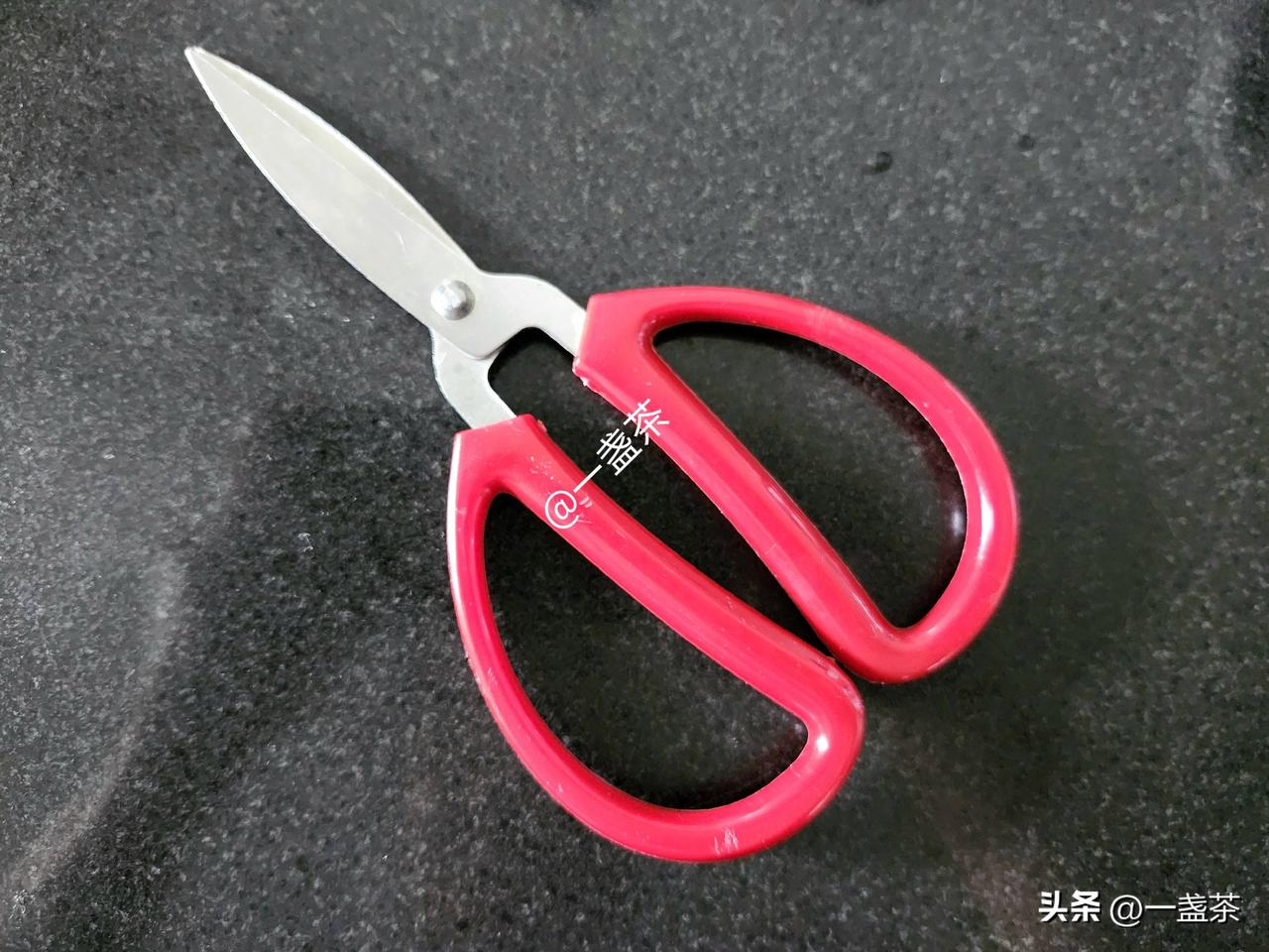 花1分钱买了一把很不错的剪子，让我对网购产生疑惑，你说1分钱送货到家，他们这是忙