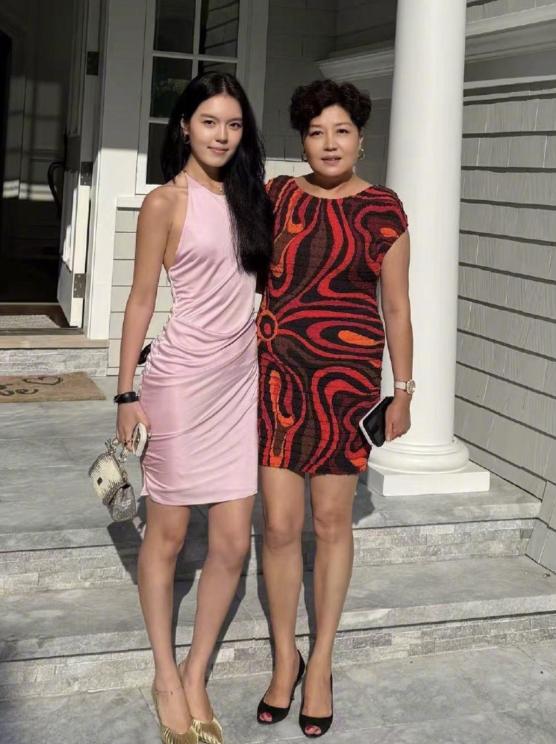 美国街头，哈文带着法图麦站在自家别墅前的石阶上，随手拍了张母女合影发到网上。整整