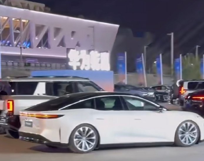 网友拍到乾崑天团集结车圈TOP扎堆北京钻石球场北京钻石球场直接变“钻石车场”！几