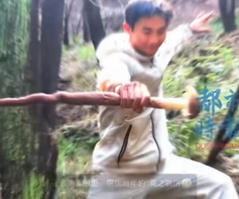 天降横财！重庆一位小伙上山溜达一圈，竟然捡到了一根快有他小臂长的 “巨无霸” 鸡