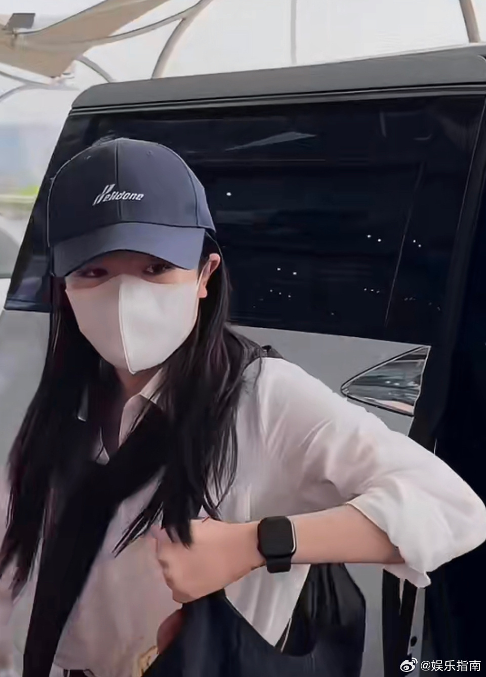 李兰迪今日机场路透，鸭舌帽休闲穿搭，妹妹好乖好可爱啊！ 