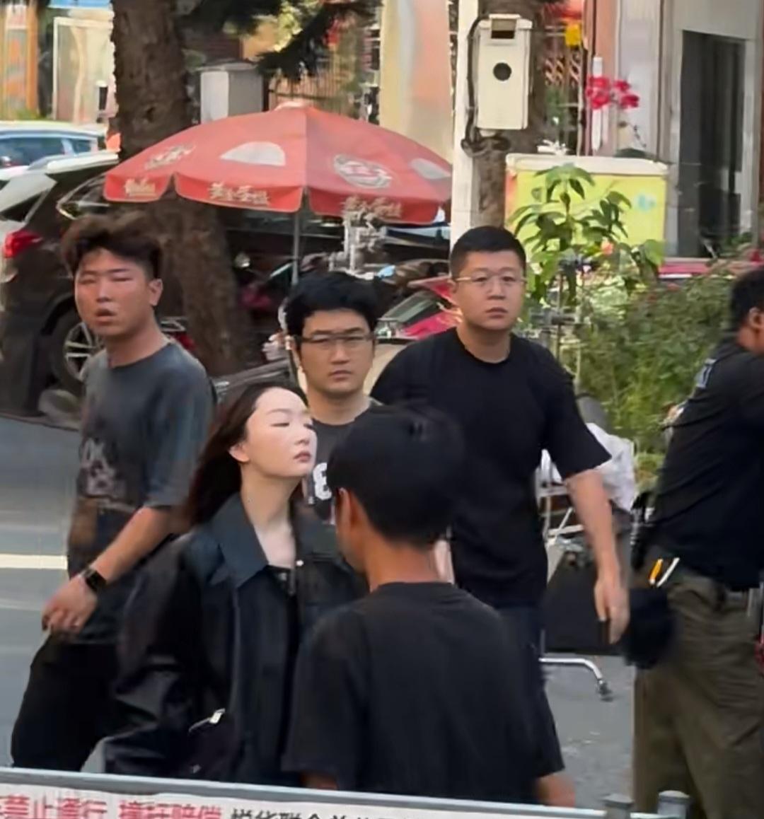 周冬雨并不是清纯类型的乖乖女，本人很拽很酷。
她真人跟银幕上的形象反差很大，一直