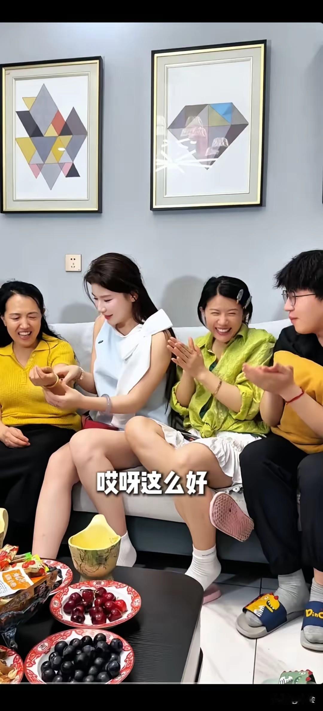 “让我爸妈见证一下我闺蜜的实力！”佩佩幽默地说。白鸽确实大气，直接给阿姨安排了金
