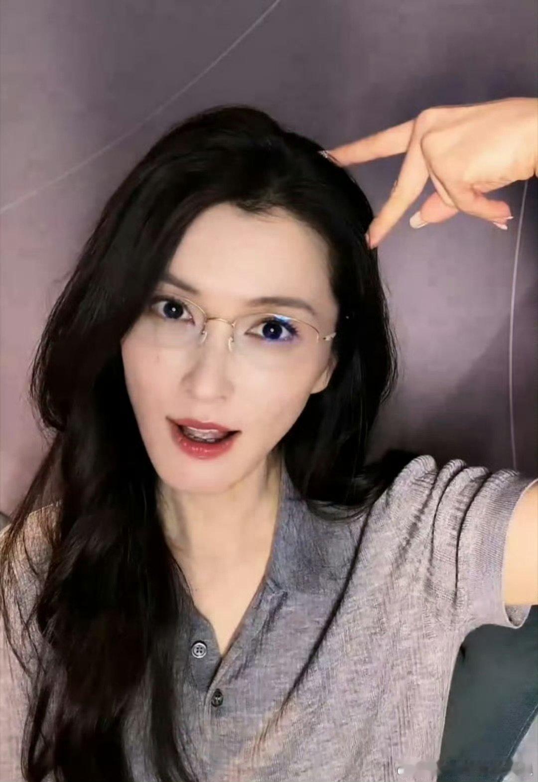 原来徐洁儿的眼镜是老花镜徐洁儿无框眼镜好性感时尚审美十分在线，将老花镜搭配出潮流
