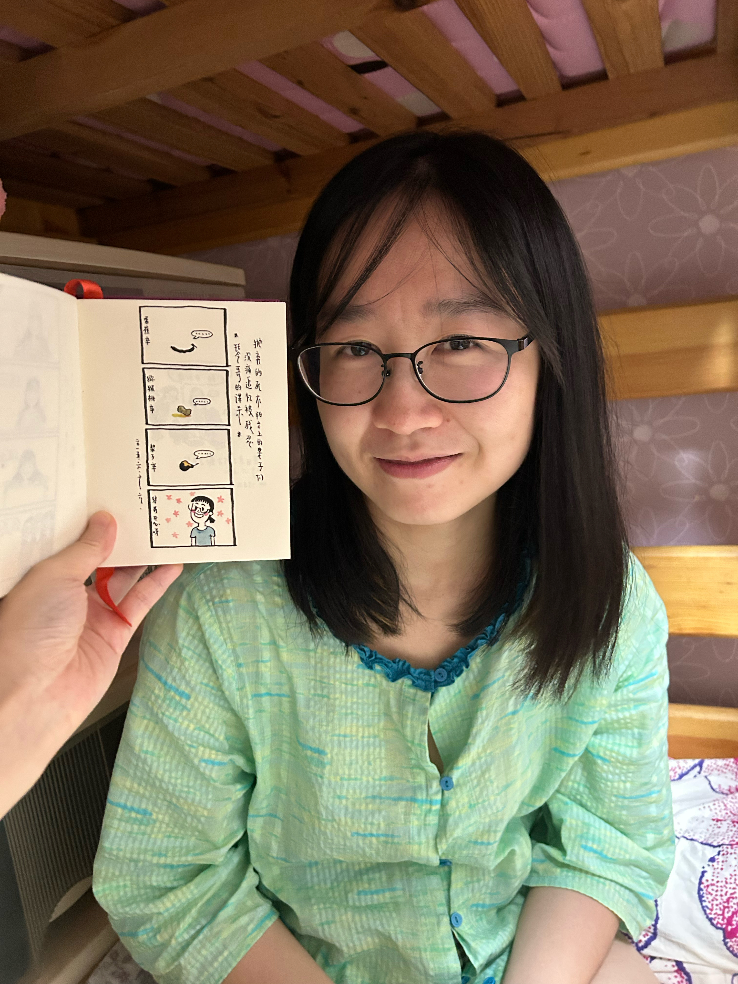 回来这么久终于有同学来留宿了，讲了一晚上的小话好幸福“十年前推开宿舍门，菲菲在宿