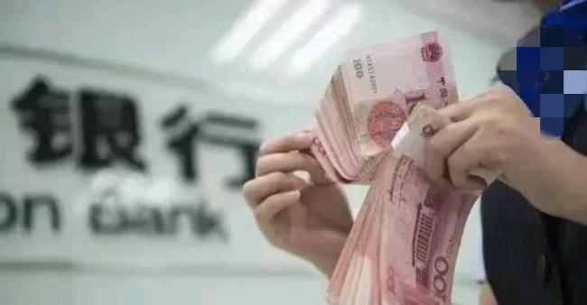 内蒙古巴彦淖尔，一男子将540万元存入某银行。可是给男子办理业务的银行工作人员因