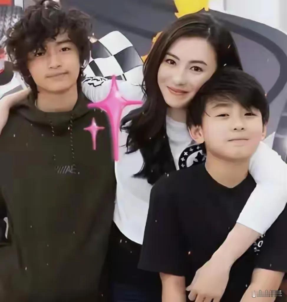 离婚14年后，谢霆锋母亲狄波拉近日通过刘嘉玲转达对张柏芝的高度认可，称其“把两个