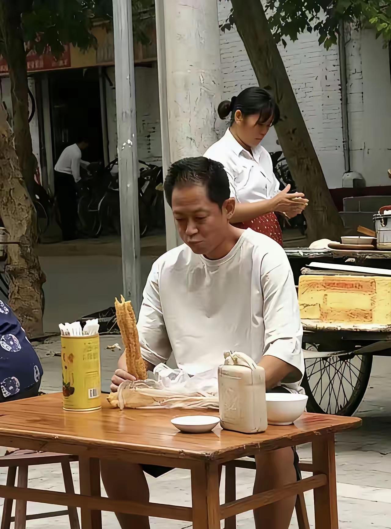 这么大的明星也在路边吃油条，真接地气