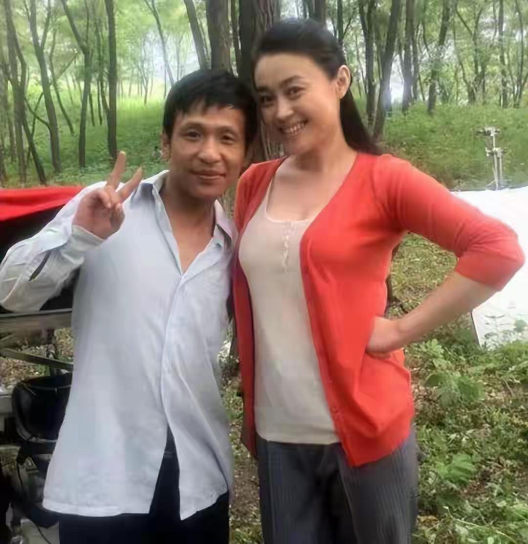 宋小宝身边的美女是谁？
她的身材很健硕，就像是港姐冠军似的，那么苗条，那么好看，