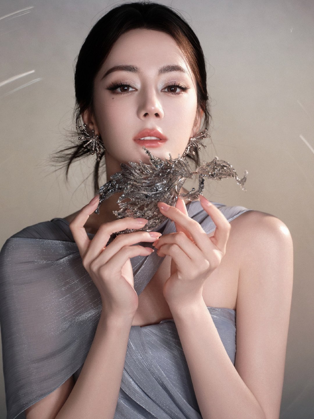 刘任捷好会拍迪丽热巴迪丽热巴银色星芒妆 [女孩儿] ​刘任捷好会拍迪丽热巴 ​​