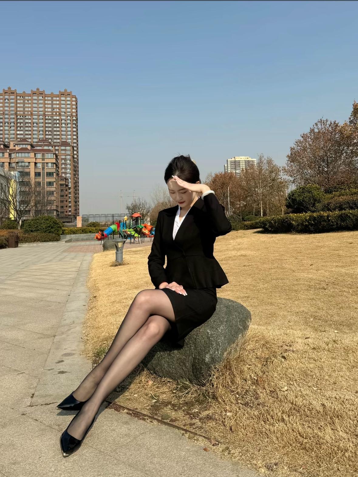 优雅职场风，黑西装搭配高跟鞋，自信满满！通勤穿搭