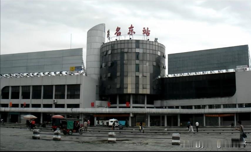 一组大约是二十年前的三茂铁路的老照片，记录了当年广东粤西铁路交通的环境。让我们跟