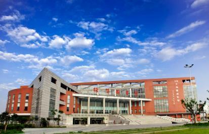 新疆职业大学在新疆乌鲁木齐。这所学校来头不一般——1962年建校，在王震将军的亲