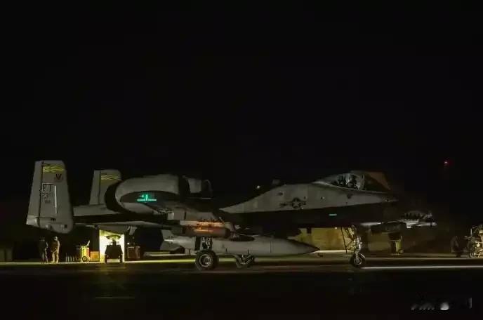 美军100枚导弹炸向叙沙漠！“鹰眼行动”复仇伊斯兰国
 
北京时间20日5时，美