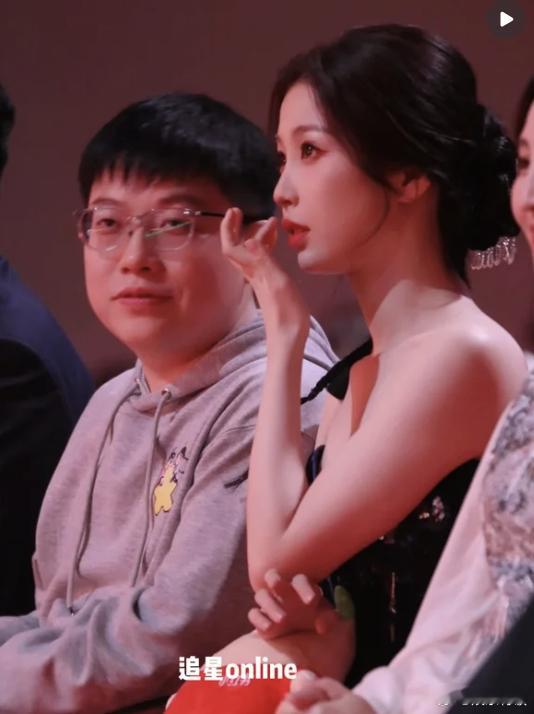 王一栩曝虞书欣工作排到明年了王一栩回复和虞书欣三搭时间 制片人王一栩在评论区回应