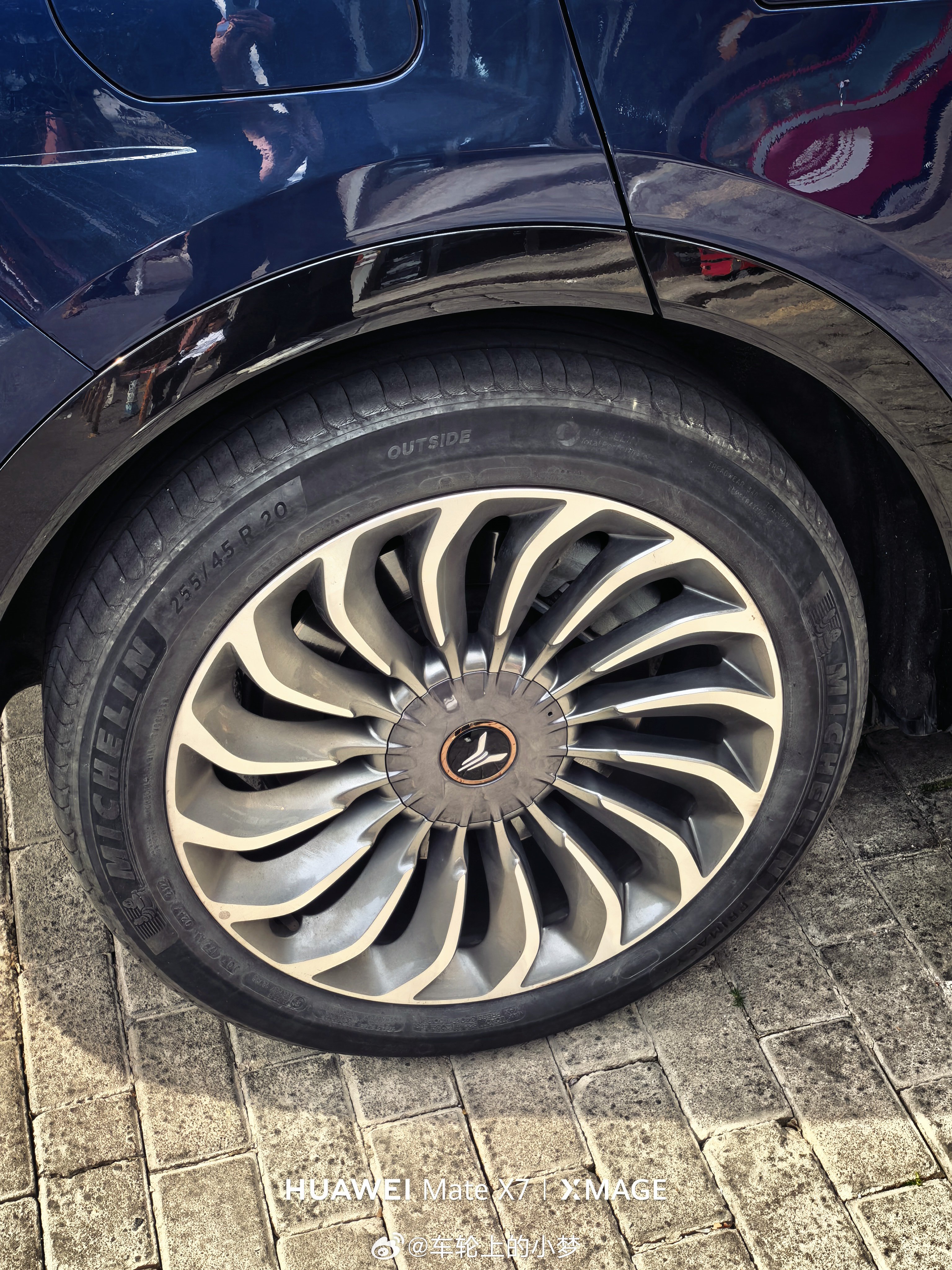 现在岚图的可见度越来越高了啊，前两天出去吃饭，出门遇到一台岚图free，看样子还