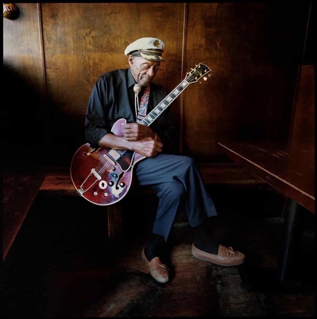 今天是开创摇滚乐的先锋之一，美国吉他手 查克·贝里（Chuck Berry）的1