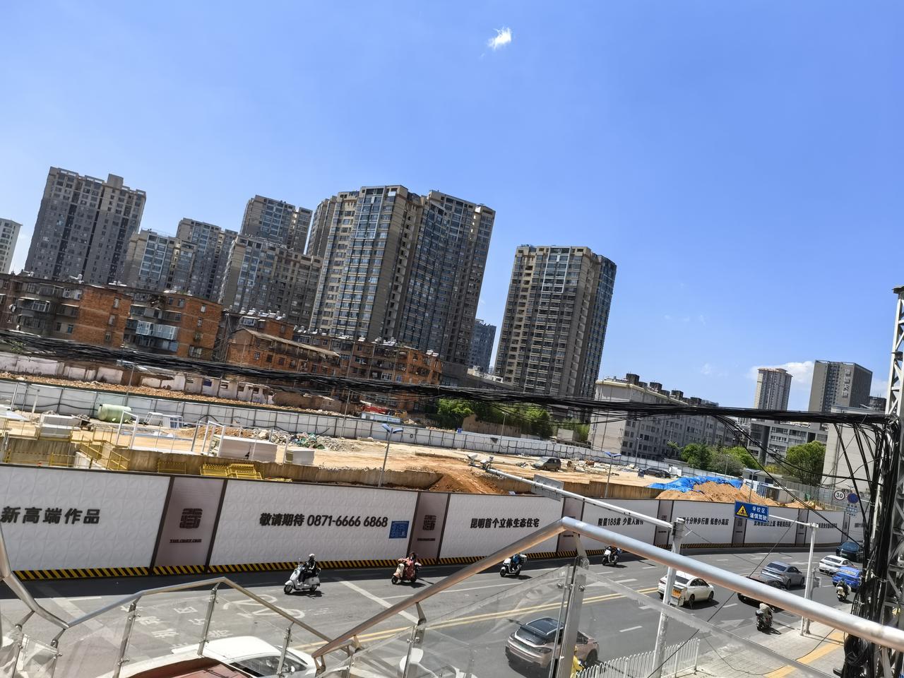 在一二一大街与建设路交叉口这里，地铁一号线西北延一二一大街地铁站上的这个义承置业