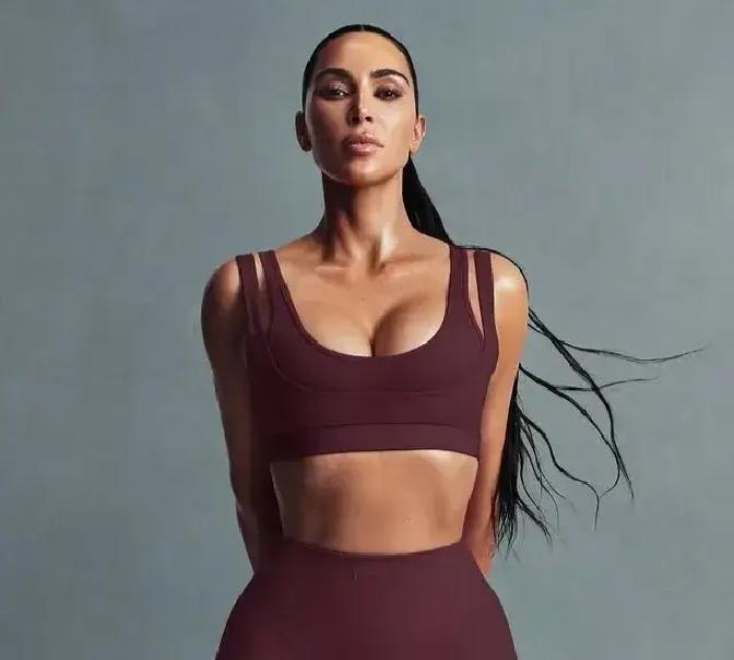 亚历山大续约SKIMS，签的不是代言，是一份“加拿大国家级战略”。
 
你看这份