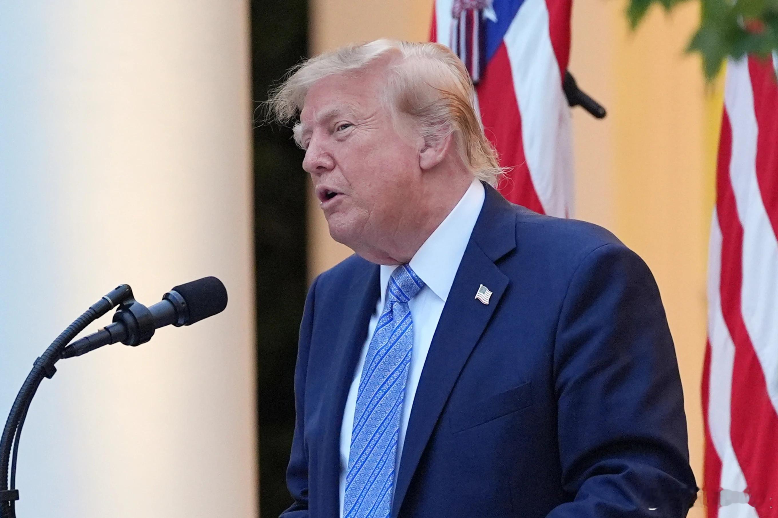 【特朗普称，他将禁止CNN、MSNOW和Politico进入白宫，原因是对他的报