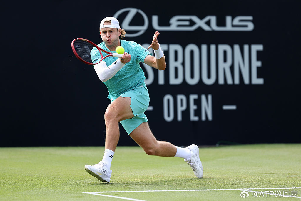 即时战况：ATP250 伊斯特本公开赛决赛，安贝尔以6-3赢下首盘，大比分1-0