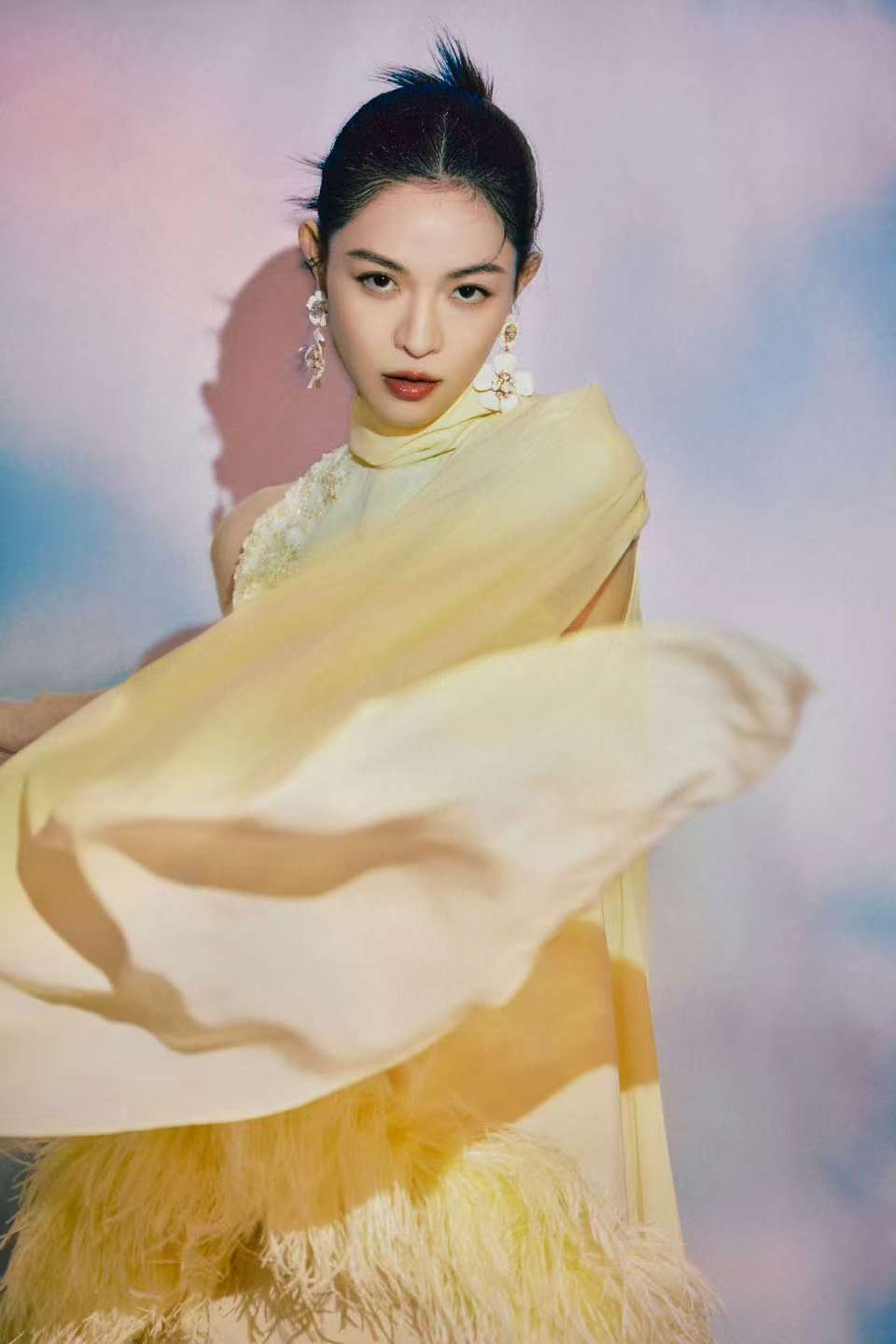 钟楚曦月光羽毛裙钟楚曦一袭月光羽毛裙，轻盈如月光倾泻，优雅似仙子降临。羽毛随风轻