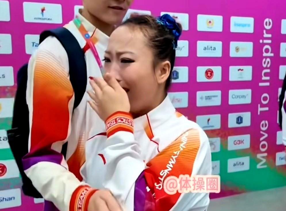 她练了16年，13秒就结束。

2023年安特卫普世锦赛高低杠，邓娅兰一套动作落