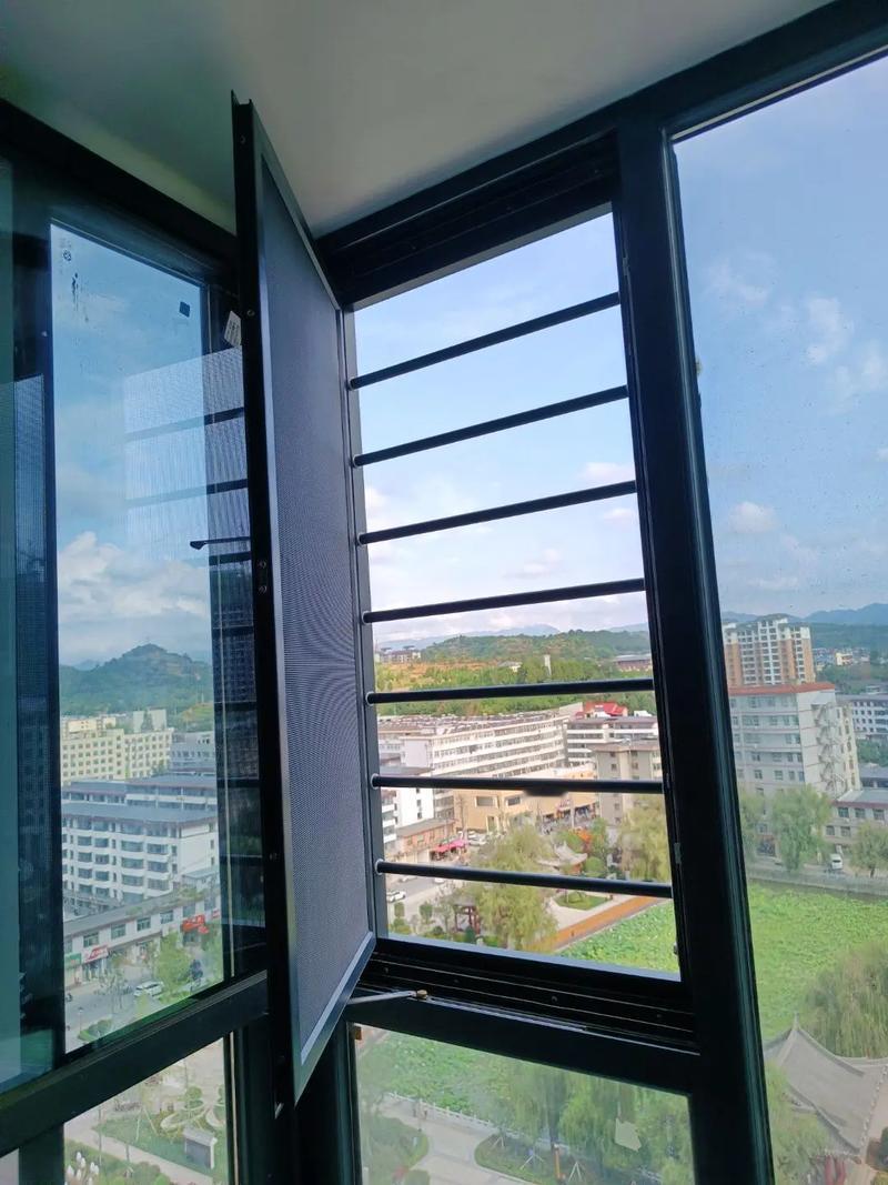 高层窗户安全真的太重要了，我身边就有朋友家小孩差点从窗户掉下去，想想都后怕。
保