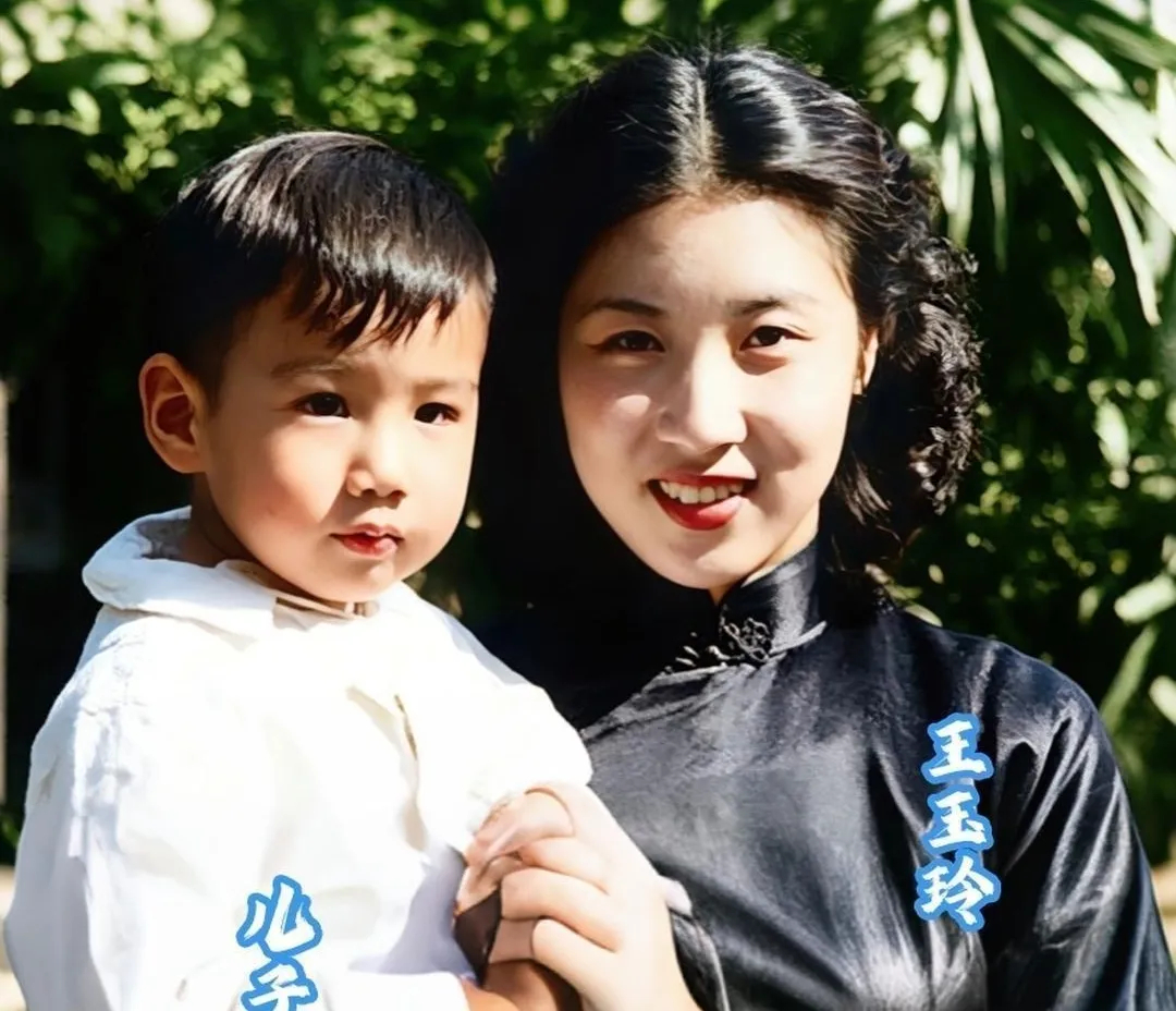 张灵甫遗孀王玉龄年轻时与儿子张道宇的一张留影，74年守寡拒豪门，用一生写尽“长情