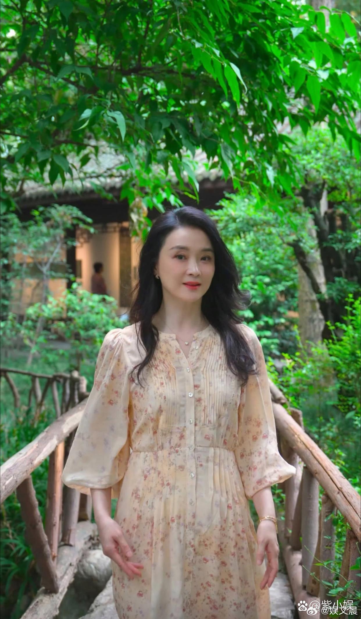 王艳出镜挑选的场景格局开阔，氛围感大气十足。 