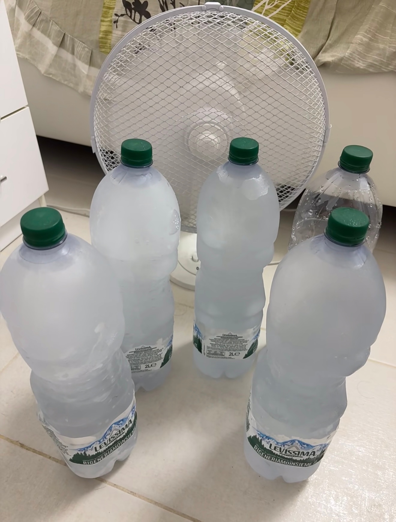 欧洲限定解暑套餐：风扇+冻矿泉水，没有空调的夏天全靠冰水瓶续命