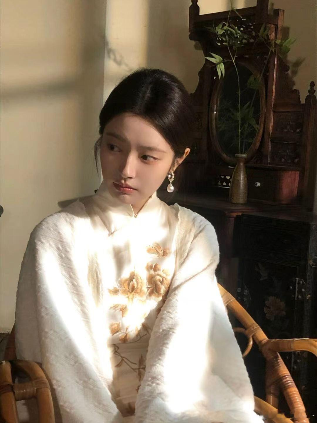 杨辉翔徐若晗领衔主演玉簟秋 为了徐若晗的旗袍造型追定这部剧，她把民国的雅致与哀愁