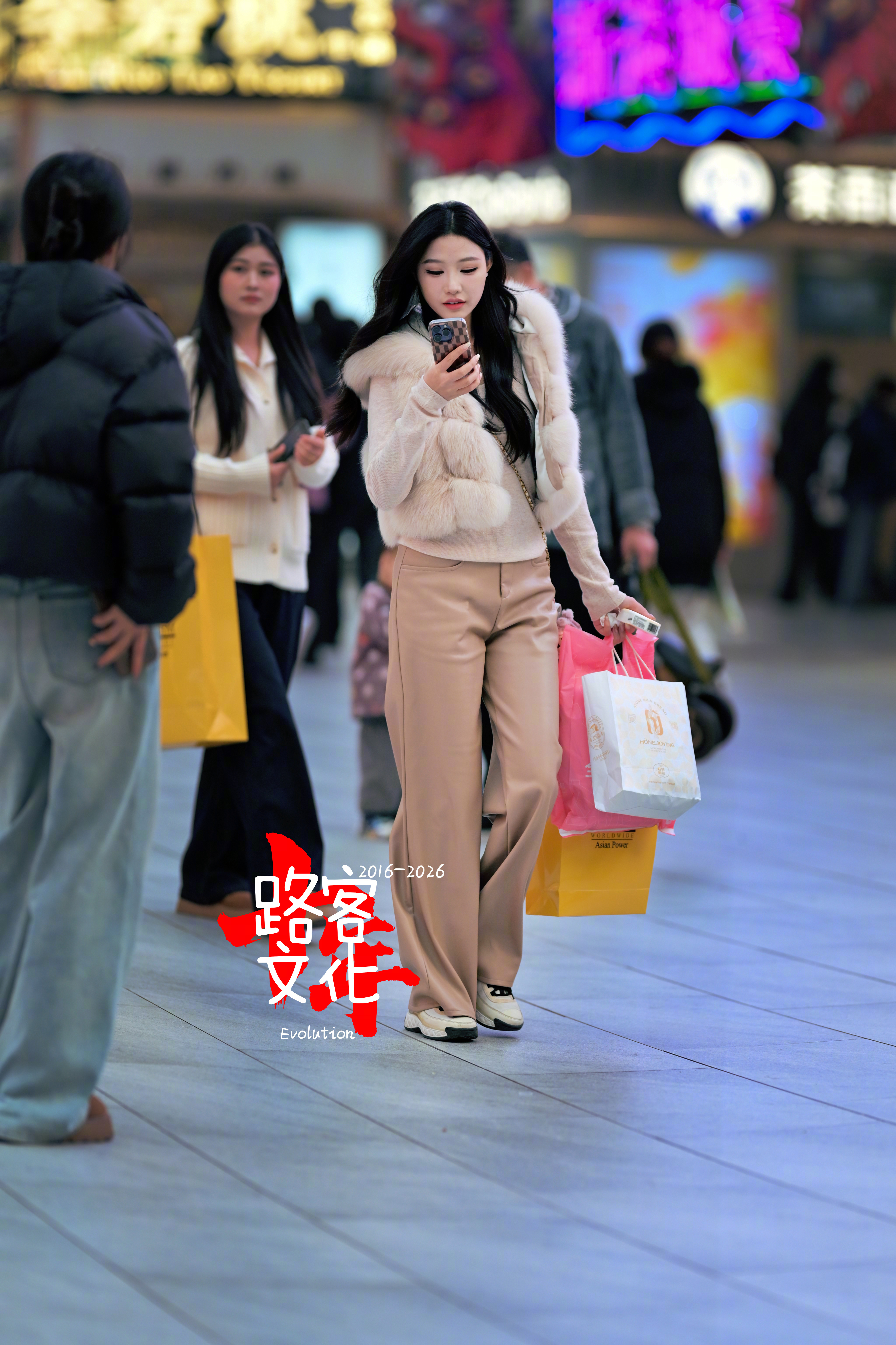 看什么好认真啊! 