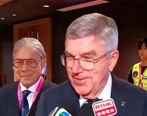 如果非让中国办2036年奥运会，可以考虑两个思路，一是由香港举办，费用由香港和国