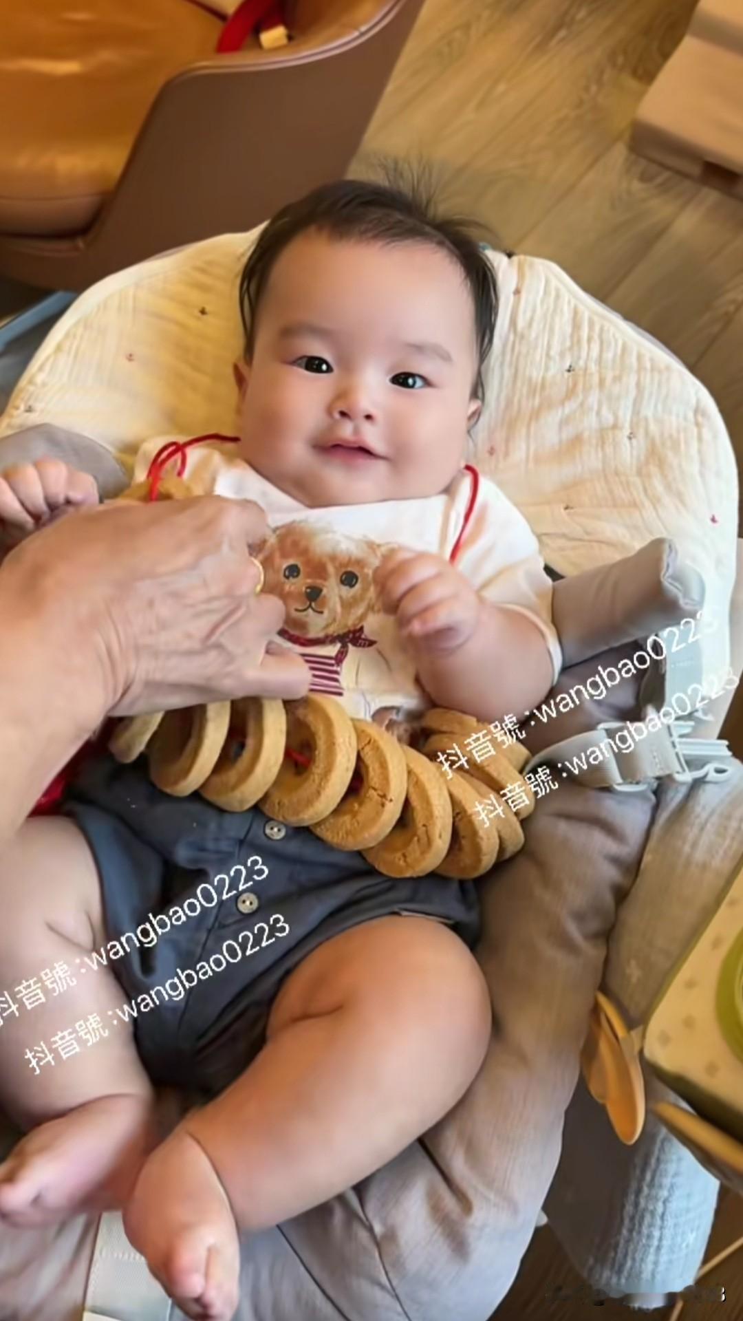 马筱梅的儿子汪吉辰看见阿公手里拿着好吃的，他还用小舌头舔了一下，尝尝味道，好机灵