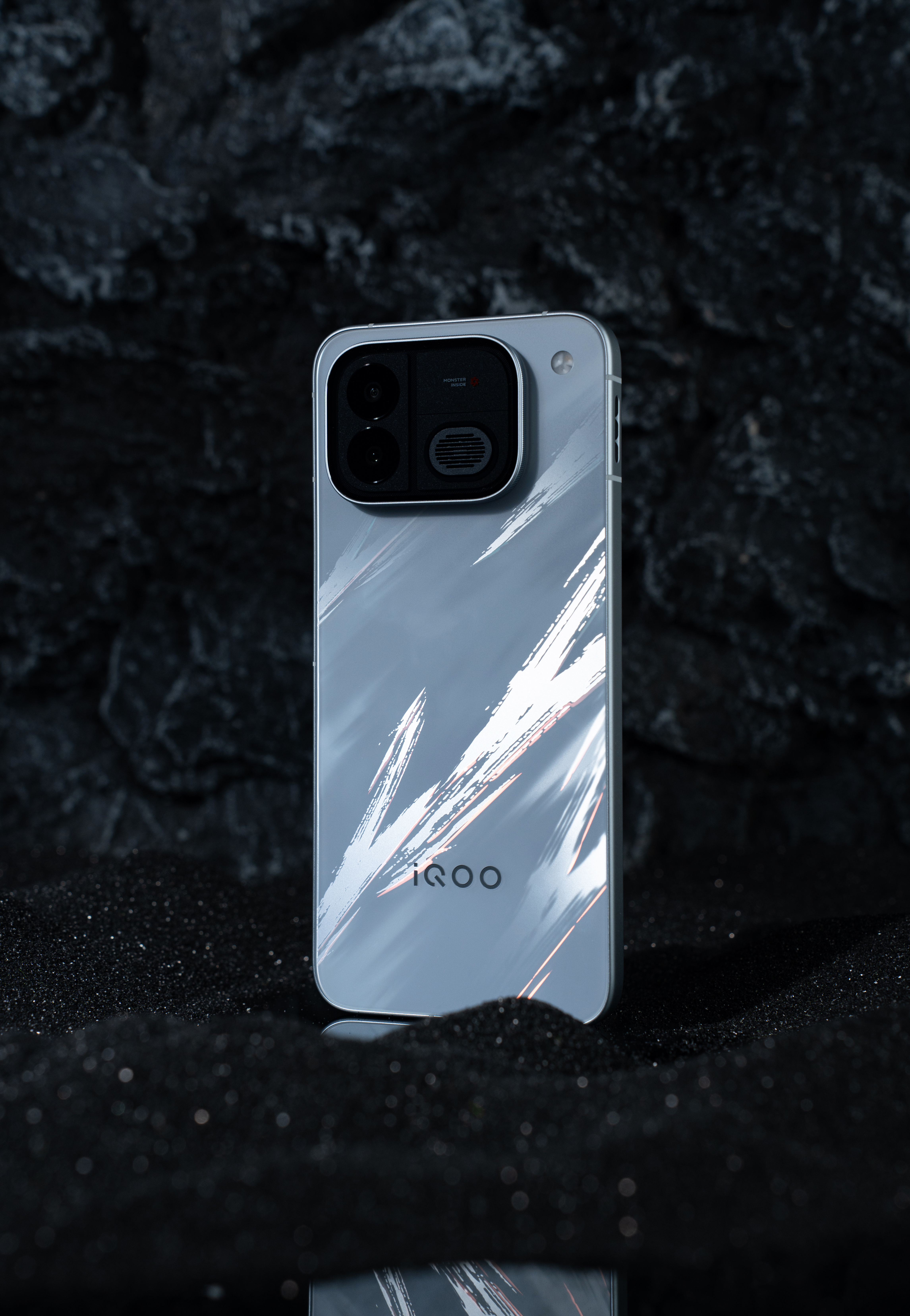 随手拍分享～iQOO Neo12「争锋」，内敛却藏着锐气，拿在手上，自带一股不服
