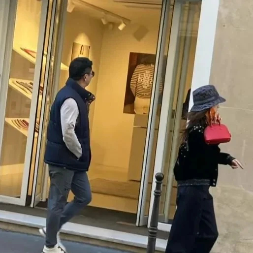 章泽天夫妇在国外吵架了？两人穿着低调，全程无交流引争议 ​​​