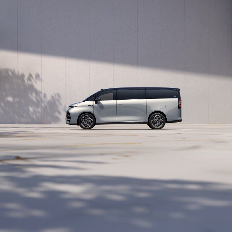 说白了，银河V900这套AI增程系统，所有设计都在为空间让路。为了不侵占座舱，工