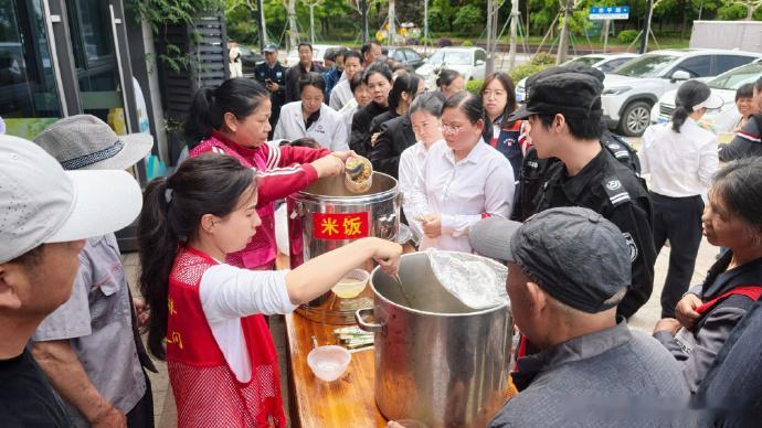 台州椒江以贴心服务礼赞劳动之美近期，台州市椒江区总工会联合辖区7个户外劳动者驿站