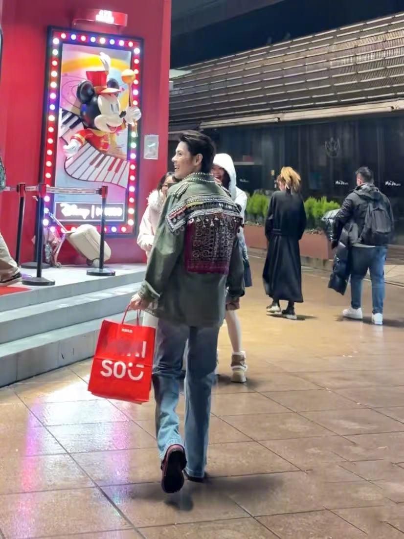 向佐为郭碧婷买了个巨型猪公仔 偶遇名场面来袭！向佐抱着超大猪公仔现身街头，温柔回