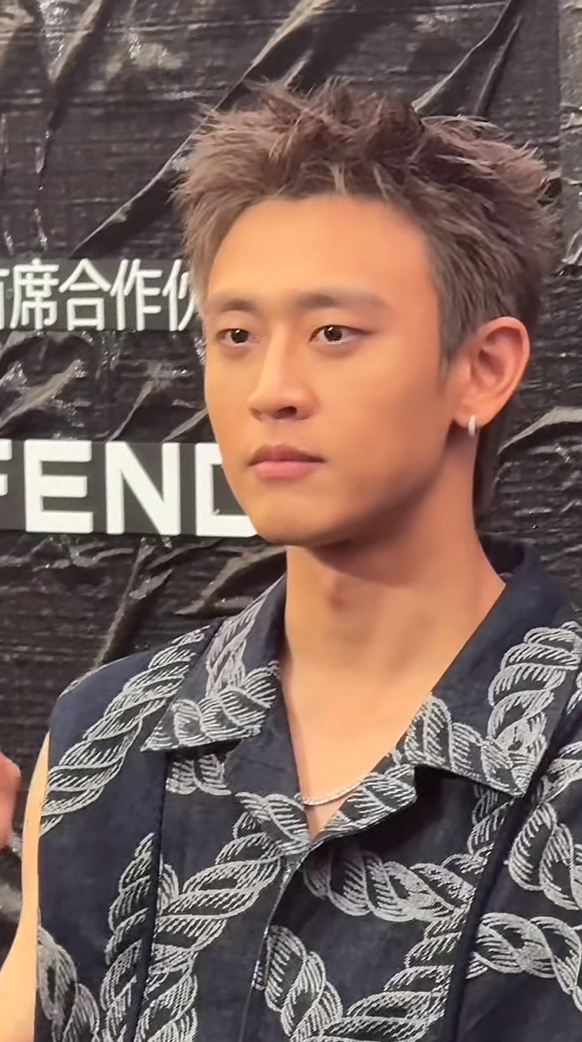 这么帅的男演员，怎么就不红呢？

2017年在冯小刚电影《芳华》看到这位演员，