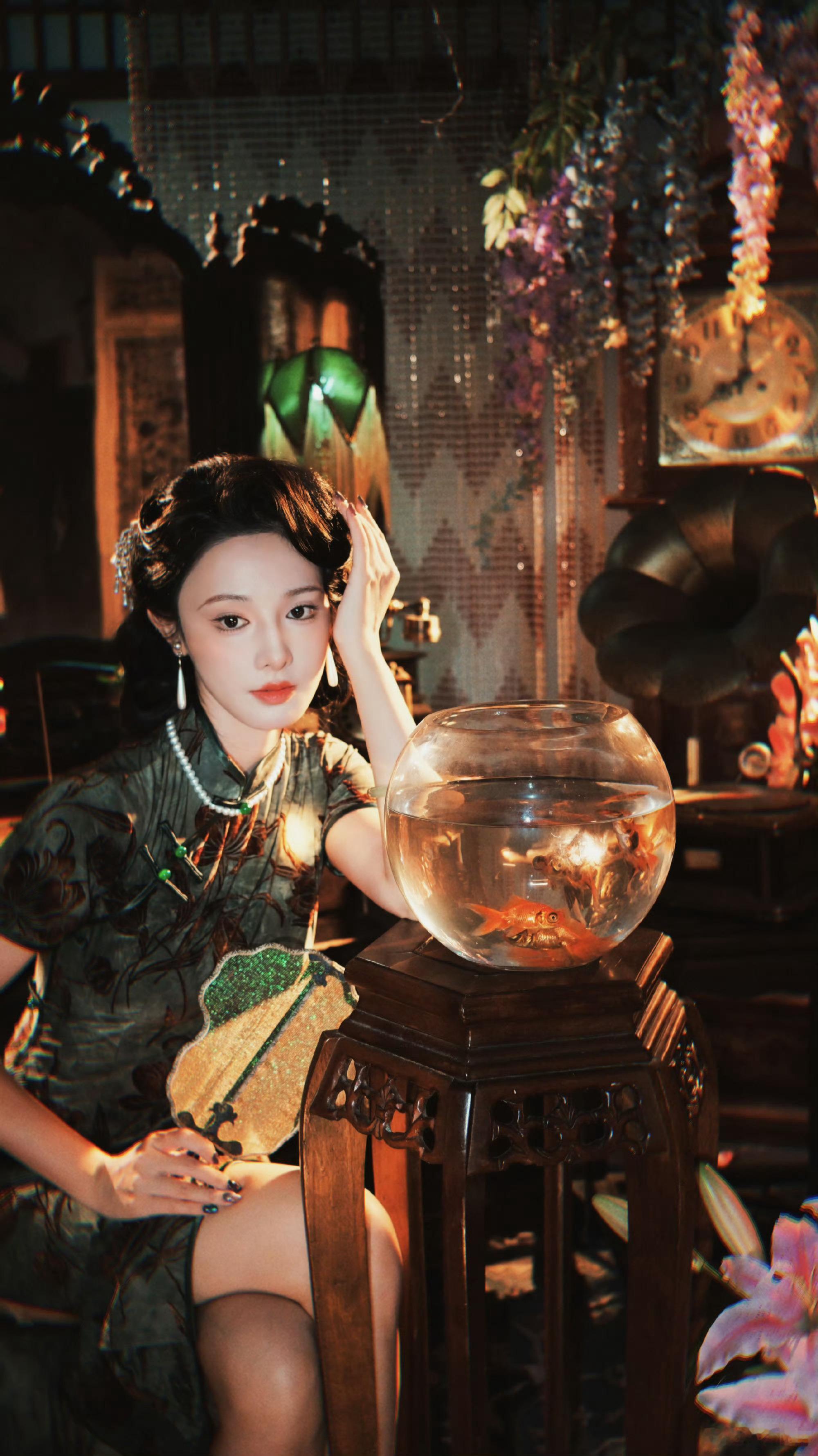 彭小苒旗袍身材 彭小苒穿旗袍自带风情！贴身旗袍衬出窈窕好身段，曲线曼妙不刻意，眉