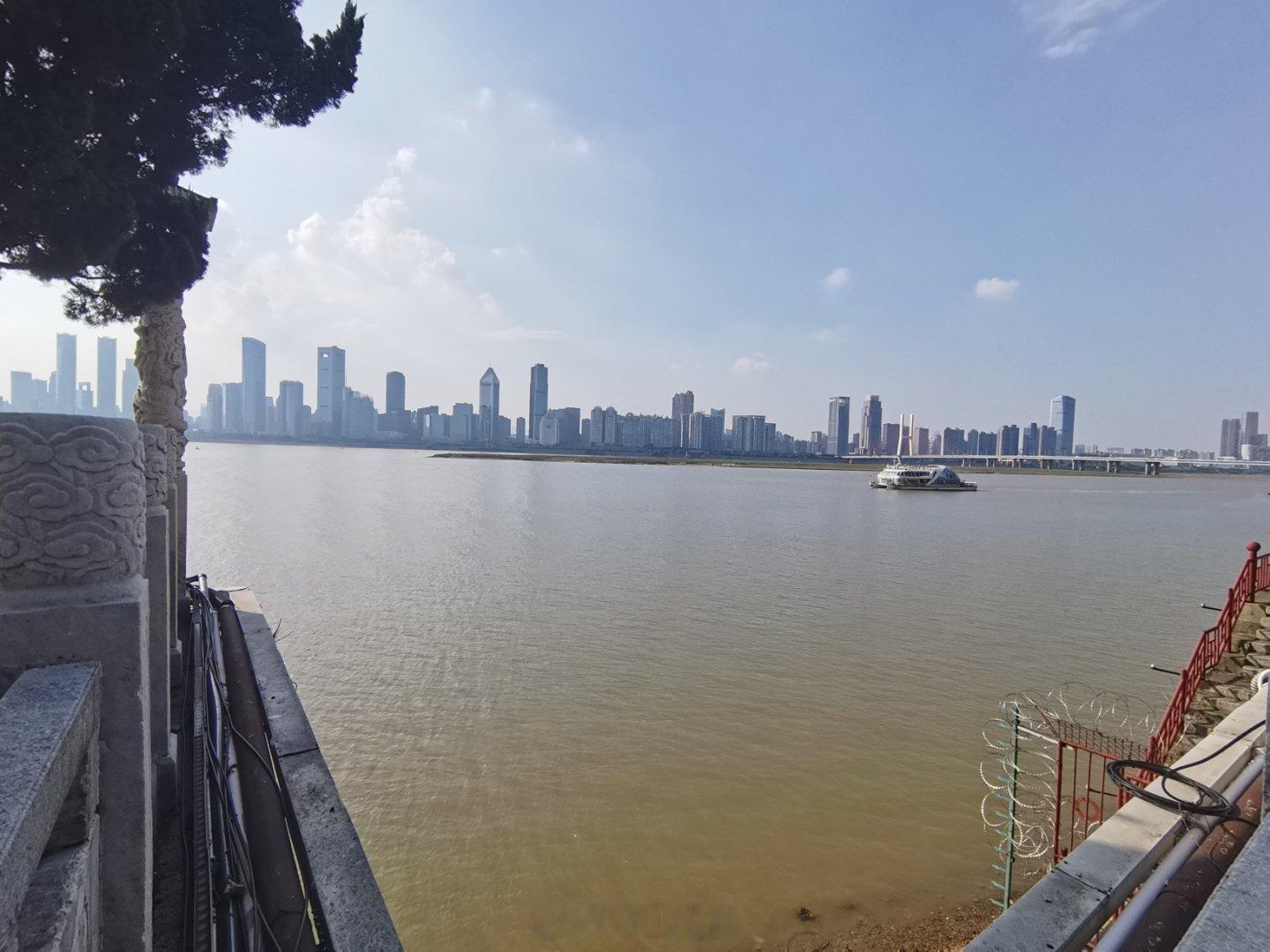 豫章故郡，洪都新府。星分翼轸，地接衡庐。襟三江而带五湖，控蛮荆而引瓯越。物华天宝