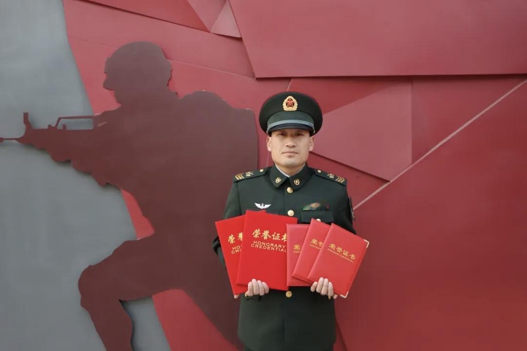 卞乾坤，2008年12月入伍，三级军士长军衔，班长。入伍18年来，多次在比武集训