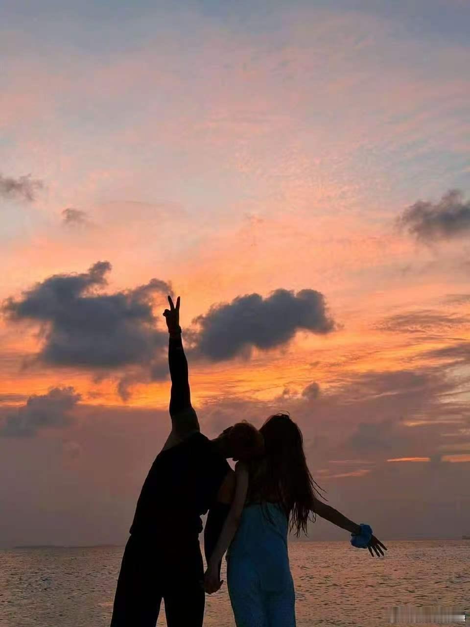 黄子韬徐艺洋ins更新黄子韬徐艺洋日落背影黄子韬徐艺洋日落背影，不错不错，