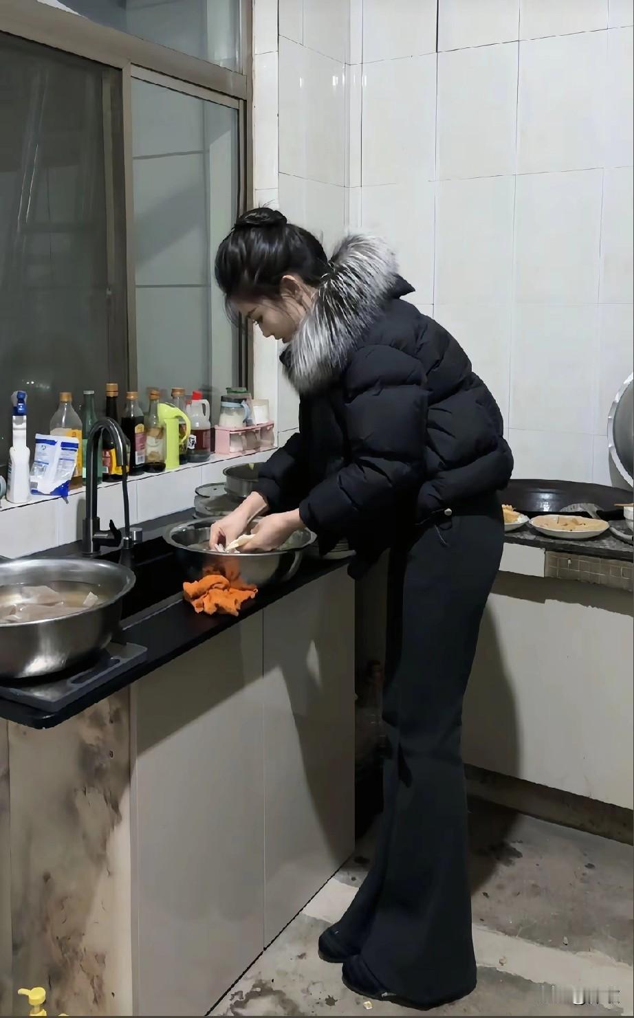 手艺大功告成，开心的像个孩子治愈笑容笑容 减压的笑容 厨房里的笑容 治愈的笑了