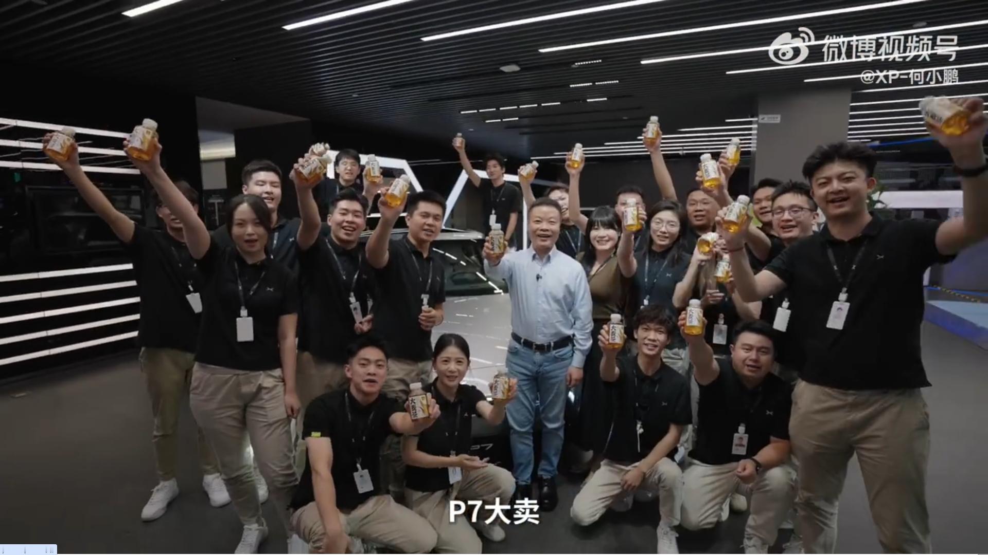 何小鹏深夜探班P7用户试驾送大麦茶了 何小鹏突袭4S店给粉丝送大麦茶？！网友：现