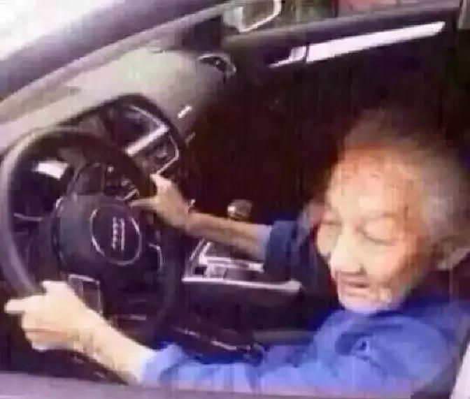 张叔七十二岁牙掉光，啃苹果只能切薄片。

李阿姨戴老花镜刷手机，字调到最大还是眯