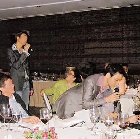 他唱了一首歌《至少还有你》